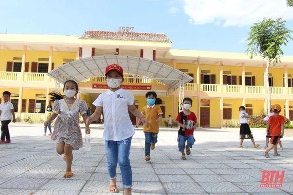 Học sinh lớp 1 tựu trường, chính thức bước vào năm học mới