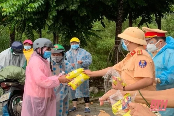 Ấm áp nghĩa tình đồng bào trên hành trình hồi hương