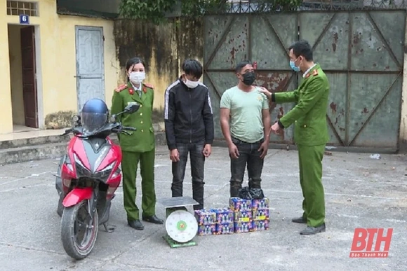 Bắt 2 đối tượng vận chuyển pháo nổ trái phép