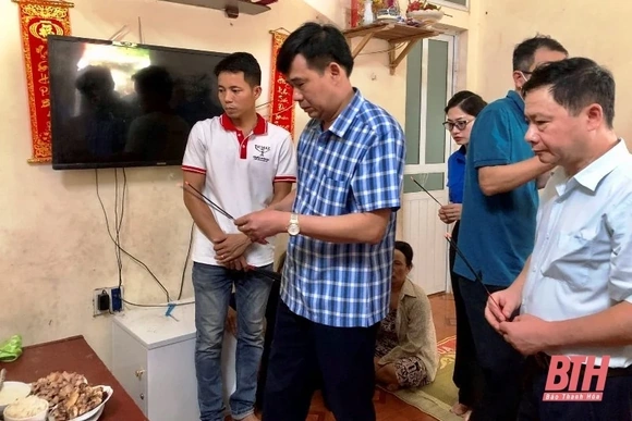 Thăm hỏi, chia buồn với gia đình học sinh bị đuối nước tại huyện Quảng Xương