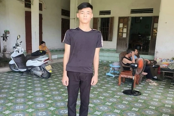 Khen thưởng cho nam sinh cứu sống 4 em nhỏ bị đuối nước