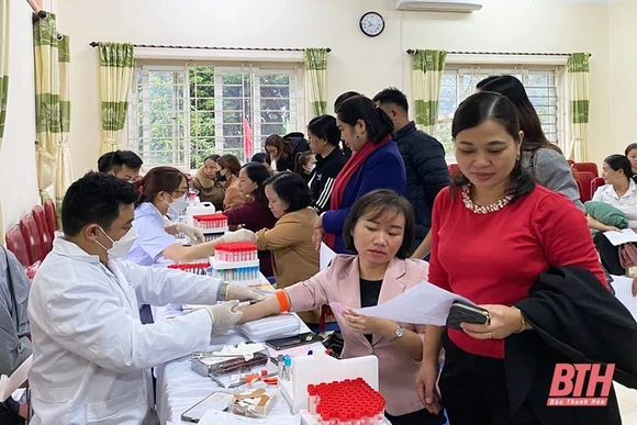 Hơn 500 người dân huyện Quan Hoá được xét nghiệm tầm soát ung thư gan