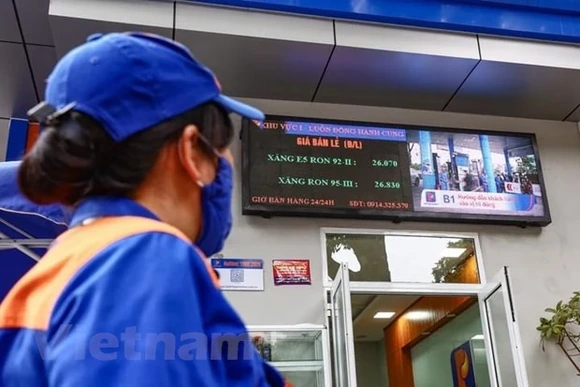 Quay đầu giảm, giá xăng RON95-III về ngưỡng 23.440 đồng mỗi lít