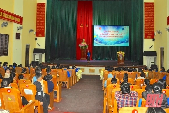 Mường Lát: Thanh niên giao lưu văn nghệ tuyên truyền ca khúc cách mạng