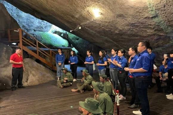 Tháng ba, rực sáng đồi thiêng 