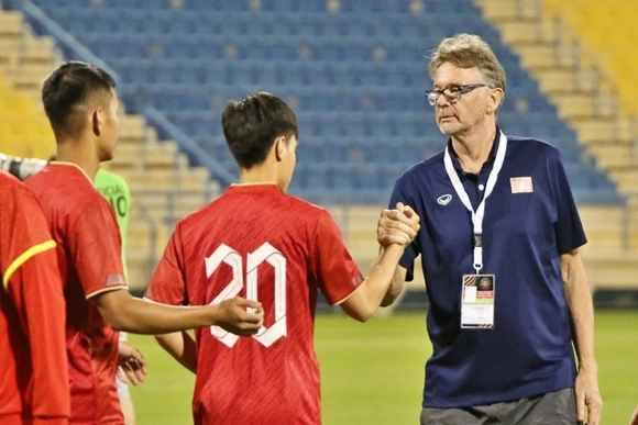 U22 Việt Nam tái đấu với Trung Quốc sau SEA Games 32; MU đón Eriksen trở lại thi đấu