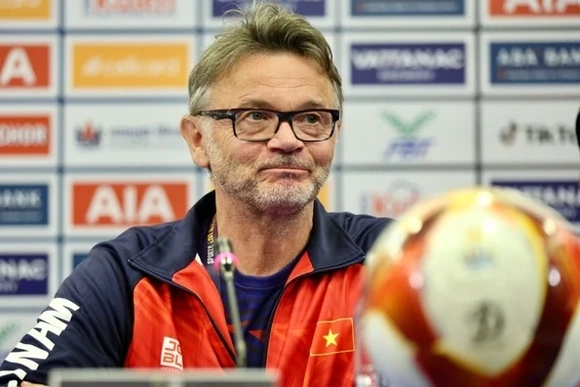 HLV Troussier thản nhiên với sai lầm phòng ngự của U22 Việt Nam