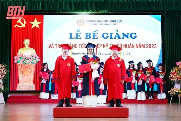 Trường ĐH Hồng Đức trao bằng cử nhân, kỹ sư cho sinh viên tốt nghiệp năm 2023