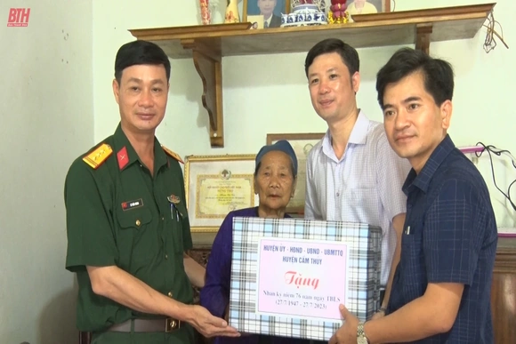 Huyện Cẩm Thủy trao hơn 4.950 suất quà cho gia đình chính sách