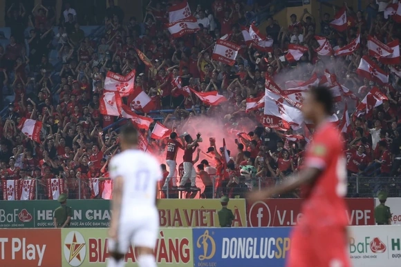 CĐV nhí Hải Phòng bị bỏng từ pháo hoa trên sân Hàng Đẫy; Brazil bị loại ngay vòng bảng World Cup nữ 2023