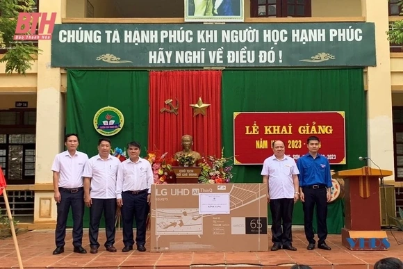 Công ty TNHH MTV Thủy điện Trung Sơn trao tặng tivi cho các trường học trên địa bàn
