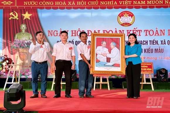 Trưởng Ban Dân vận Tỉnh ủy, Chủ tịch Ủy ban MTTQ tỉnh Phạm Thị Thanh Thủy dự Ngày hội Đại đoàn kết toàn dân tộc với Nhân dân thôn Thạch Tiến