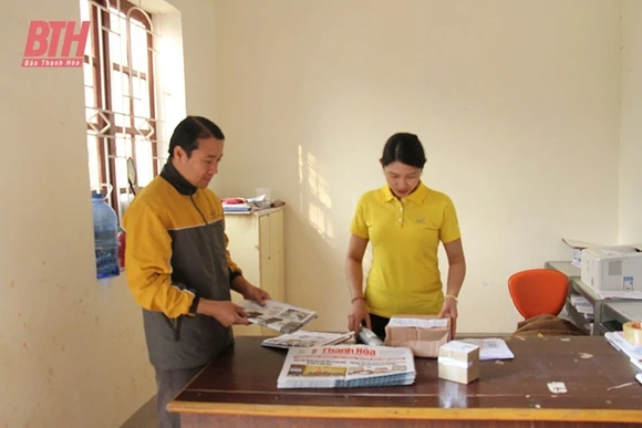 Những người đưa báo Đảng ở vùng cao