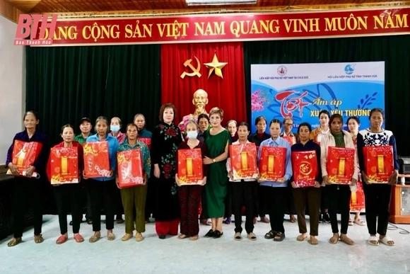 Liên hiệp Hội phụ nữ Việt Nam tại CHLB Đức trao quà cho hội viên, phụ nữ khó khăn huyện Yên Định