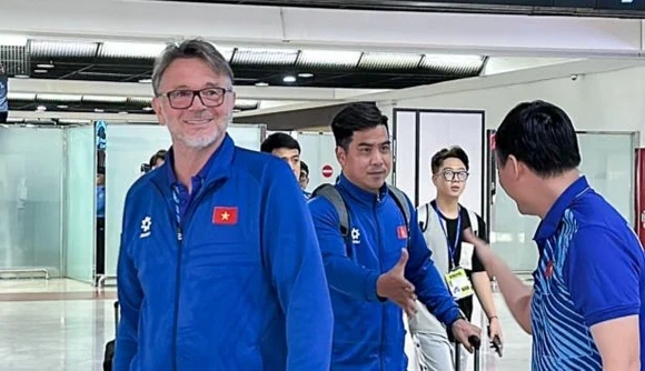 HLV Troussier ra quy định khắt khe khi tuyển Việt Nam đến Indonesia; Tại sao Ronaldo bị loại khỏi tuyển Bồ Đào Nha trước trận đấu với Thụy Điển?