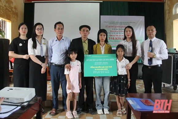 Manulife Việt Nam chi trả quyền lợi bảo hiểm hơn 2 tỷ đồng cho khách hàng tại xã Nga Phú