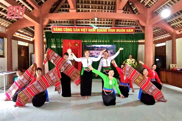 Tập huấn biên đạo và hỗ trợ đạo cụ, trang phục cho đội văn nghệ phục vụ du lịch cộng đồng