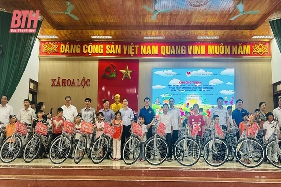 Tặng xe đạp cho trẻ khuyết tật, mồ côi, hoàn cảnh khó khăn