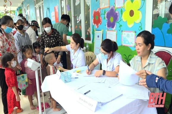 Bệnh viện Nhi Trung ương khám bệnh, tặng quà và phát thuốc miễn phí cho hơn 600 trẻ em huyện Vĩnh Lộc