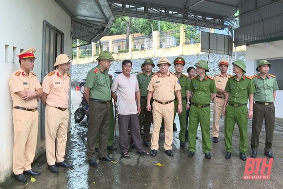 Giám đốc Công an tỉnh kiểm tra công tác phòng, chống bão số 3 tại khu vực cầu Phao Vồm và một số đơn vị Công an tỉnh