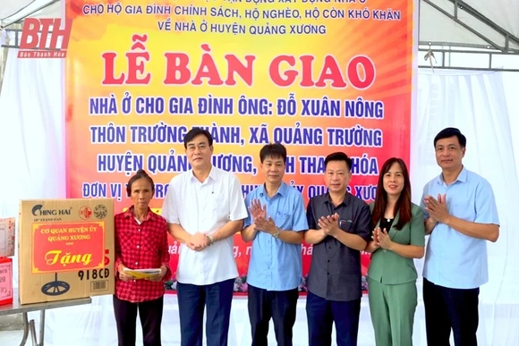 Huyện ủy Quảng Xương bàn giao nhà tình nghĩa cho hộ nghèo