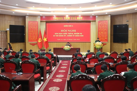 Quân khu 4: Bàn giao chức trách, nhiệm vụ Bí thư Đảng ủy, Chính ủy Quân khu