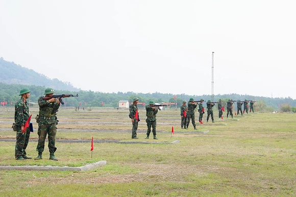 Phó Tư lệnh Quân khu 4 kiểm tra thực hành “3 tiếng nổ” tại Trung đoàn 762