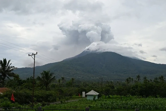 Indonesia ban hành cảnh báo hàng không mức cao nhất do núi lửa phun trào