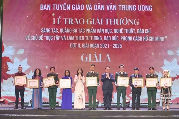 Trao giải sáng tác về học tập và làm theo tư tưởng, đạo đức, phong cách của Bác