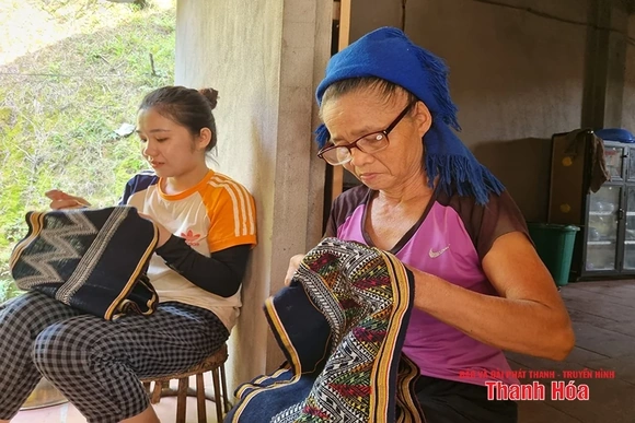 Giữ gìn nghề dệt truyền thống của người Thái xã Xuân Chinh