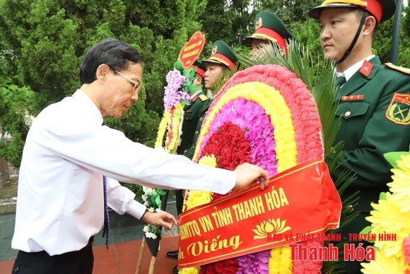 Phó Chủ tịch UBND tỉnh Đầu Thanh Tùng viếng nghĩa trang liệt sỹ và thăm, tặng quà gia đình chính sách