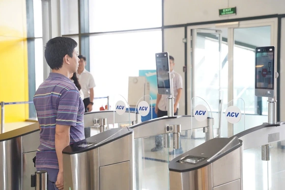 Tỷ lệ hành khách dùng VneID làm thủ tục đi máy bay tăng cao