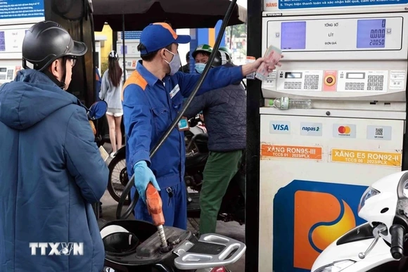 Giá xăng và dầu diesel cùng giảm, RON95-III xuống mức 20.165 đồng mỗi lít