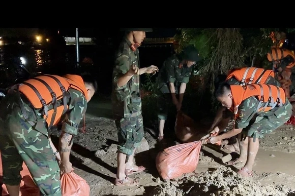 Cơ bản khắc phục sự cố tràn đê sông Hoạt đoạn qua xã Hoạt Giang