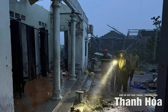 Các lực lượng xuyên đêm hỗ trợ người dân chống bão số 10