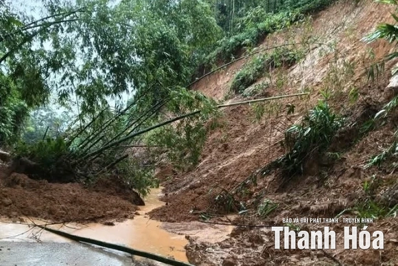 Mưa lớn gây sạt lở, ngập lụt nhiều tuyến giao thông