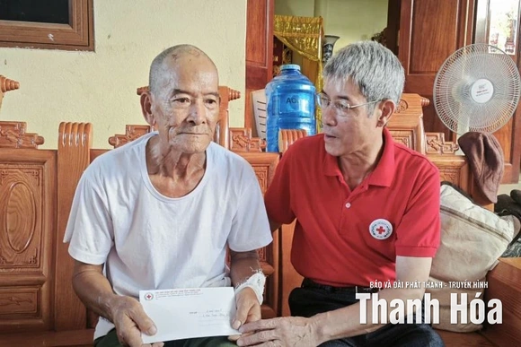 Hội Chữ thập đỏ tỉnh trao hỗ trợ cho gia đình nạn nhân bị thiệt mạng do bão số 10