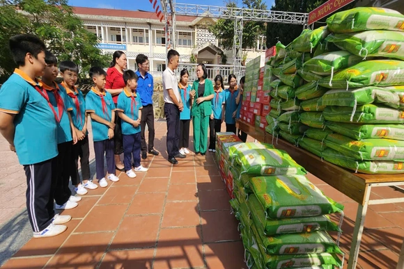 Trao quà cho học sinh Trường THCS Dân tộc nội trú Thạch Thành
