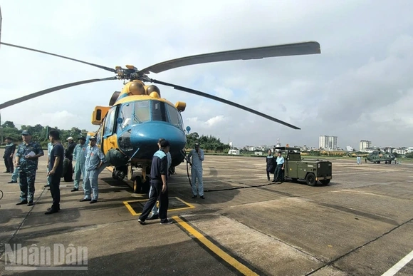 Bộ Quốc phòng điều trực thăng chở hàng cứu trợ người dân Lạng Sơn
