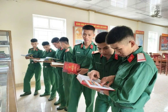 Lực lượng vũ trang tỉnh sôi nổi thi chào mừng Đại hội Đảng bộ tỉnh