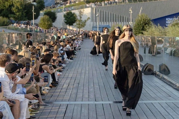 Moscow  Fashion Week: Tín hiệu cho xu hướng mới – Sự kết hợp giữa Trí tuệ nhân tạo và Di sản dân gian
