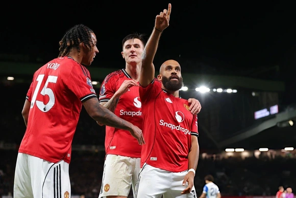 Man Utd trở lại cuộc đua vô địch; Huyền thoại Ngoại Hạng Anh thắng trận đầu tiên cùng Hà Nội FC