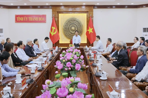 Thường trực Tỉnh ủy gặp mặt Ban Chủ nhiệm Câu lạc bộ Hàm Rồng và lãnh đạo các hội quần chúng