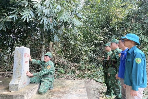 Xây “lũy thép” nơi biên cương