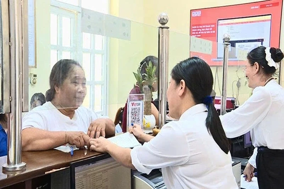 Hỗ trợ dịch vụ công trực tuyến cho người cao tuổi