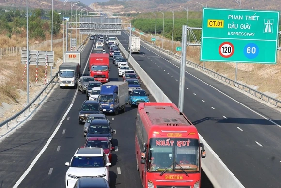 Thí điểm cấm xe tải trên 7,5 tấn đi làn 1 trên hai tuyến cao tốc phía Nam