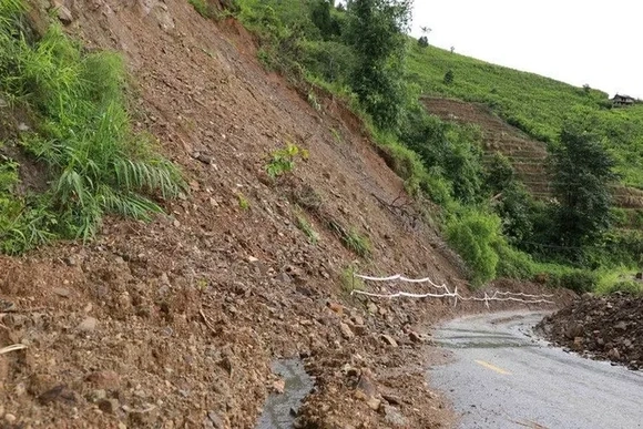 Công bố tình huống khẩn cấp sạt lở đất tại các thôn: Chiềng Chanh, Cánh Én và Bình Yên (xã Cẩm Thạch)