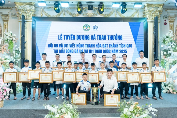 Tuyên dương và trao thưởng đội U9 và U11 Việt Hùng Thanh Hóa