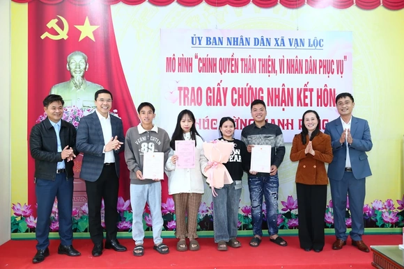 Phó Bí thư Thường trực Tỉnh ủy Nguyễn Hồng Phong thăm, làm việc tại xã  Vạn Lộc
