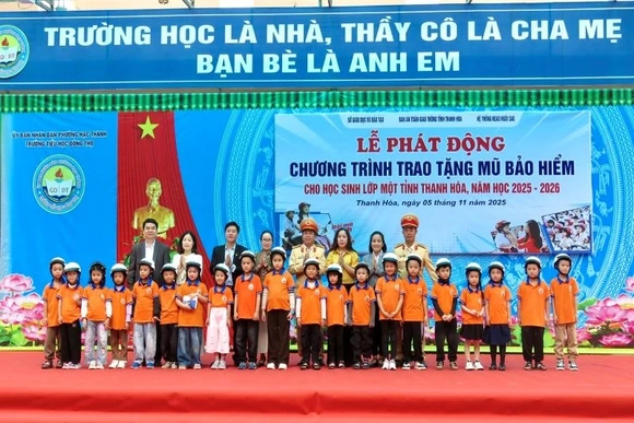 Trao tặng gần 70.000 mũ bảo hiểm cho học sinh lớp 1